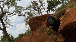 eine Flasche, die auf einem Felsen liegt in der Unterkunft River Rock Safari Hebron, Kgabakatsane 