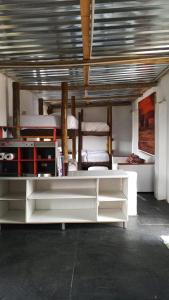 ein Zimmer mit weißen Möbeln in einem Zimmer mit Etagenbetten in der Unterkunft River Rock Safari Hebron, Kgabakatsane 