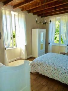 En eller flere senge i et værelse på A L'Ombre Du Marronnier GITES