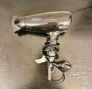 Ein Haartrockner ist an einem silbernen Halter befestigt. in der Unterkunft Luxury Studio Apartment Birmingham in Birmingham + 38 Fotos