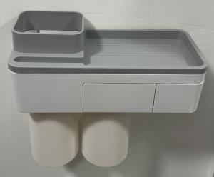 eine weiße Theke mit einer Schachtel darüber in der Unterkunft Luxury Studio Apartment Birmingham in Birmingham