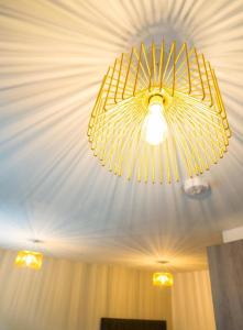 eine große gelbe Deckenleuchte in einem Zimmer in der Unterkunft Luxury Studio Apartment Birmingham in Birmingham