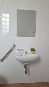 un lavandino bianco in un bagno con uno specchio di Mama Home Misty Lakeside a Pong