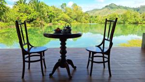 2 sedie e un tavolo con un bollitore per il tè di Mama Home Misty Lakeside a Pong Altre 6 foto