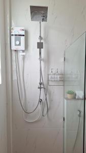 e bagno bianco con doccia. di Mama Home Misty Lakeside a Pong