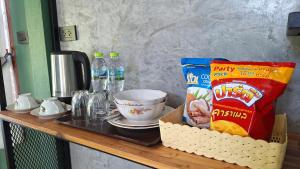 un piano di lavoro con vassoio di cibo e bevande di Mama Home Misty Lakeside a Pong