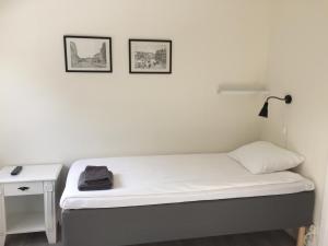 Bett in einem Zimmer mit zwei Bildern an der Wand in der Unterkunft Degerfors Bed & Breakfast in Degerfors
