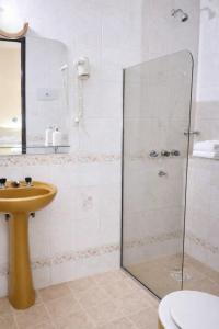 een badkamer met een douche en een wastafel bij KIN Hotel in Villa Carlos Paz