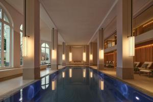 een zwembad in een gebouw met een lobby bij The Florentin by Althoff Collection in Frankfurt am Main
