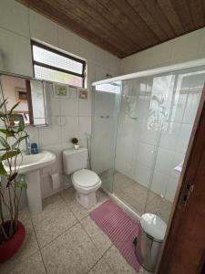 ein Badezimmer mit Dusche, Toilette und Waschbecken in der Unterkunft Refúgio na Serra de Petrópolis simples e acolhedor in Petrópolis