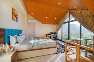 Χώρος καθιστικού στο Hillshades 3-BHK With Sit-out Area, Shared Pool, Restaurant, Game Zone and Scenic Hill Views