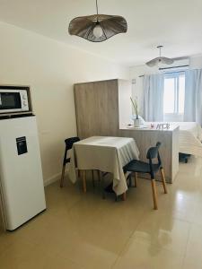 una cucina e una sala da pranzo con tavolo e sedie di Recreo a Necochea