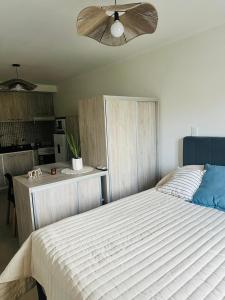 una camera con letto bianco e ventilatore a soffitto di Recreo a Necochea