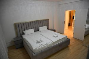 een slaapkamer met een groot bed met twee handdoeken erop bij ROTH Apartments Wuppertal-HBF in Wuppertal