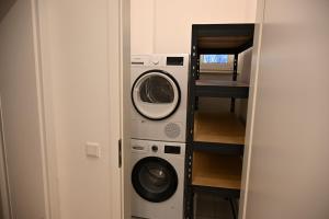 een wasmachine en droger in een tiny house bij ROTH Apartments Wuppertal-HBF in Wuppertal