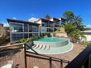 an apartment with a swimming pool and a building at MAR DÁ LIBERDADE com Amerigo 122 in Cairu