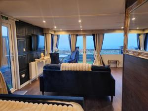 een woonkamer met twee banken en een groot raam bij Mary Queen of Scott's Lodge in Carberry