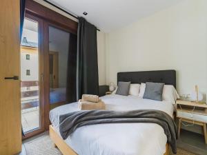 Ένα ή περισσότερα κρεβάτια σε δωμάτιο στο Apartamentos Mikka Clos +46 φωτογραφίες