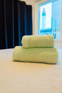 Postel nebo postele na pokoji v ubytování The Calais Beacon