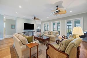 un soggiorno con mobili bianchi e TV a schermo piatto di OP58: 58 Ocean Point a Isle of Palms