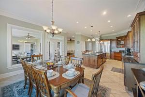 una sala da pranzo e una cucina con tavolo e sedie di OP58: 58 Ocean Point a Isle of Palms