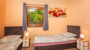 En eller flere senge i et værelse på Villa Gostinjac 1 with pool Krk by Villas Guide