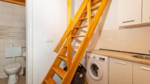 Et badeværelse på Villa Gostinjac 1 with pool Krk by Villas Guide + 18 billeder