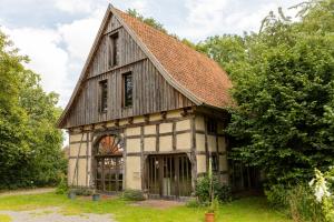 an old building with a gambrel roof at Gästehaus Malgarten in Bramsche