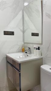 Et badeværelse på Studio moderne avec parking ascenseur -Maarif Centre + 1 billede