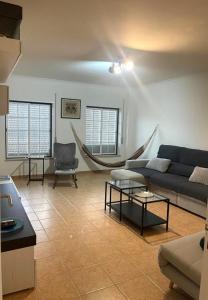 un soggiorno con divano e amaca di Apartamento Serena a Vila Real de Santo António Altre 21 foto