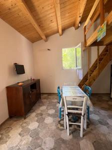 a dining room with a table and chairs at A Bugatta in Ìsola di San Pietro