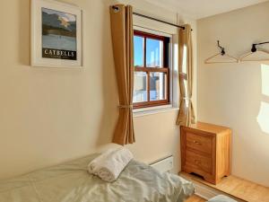 een slaapkamer met een bed en een raam bij Hindscarth in Keswick