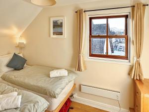 twee eenpersoonsbedden in een kamer met een raam bij Hindscarth in Keswick +5 foto's