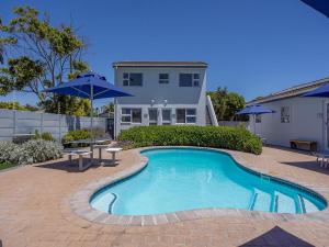 布鲁堡史特兰Southeaster的房子前面的游泳池