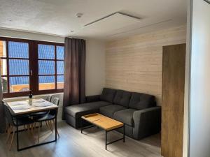 ein Wohnzimmer mit Sofa und Tisch in der Unterkunft Apartments Mont Jahorina in Jahorina