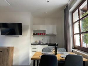 eine Küche mit einem Tisch und Stühlen sowie ein Esszimmer in der Unterkunft Apartments Mont Jahorina in Jahorina + 20 Fotos