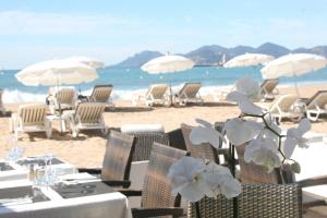 a table with white flowers on the beach at Elegant Apart in City Centre of Cannes in Cannes