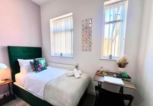En eller flere senge i et værelse på Syster Properties Comfortable Leicester Glen Cottage Stay with Free Parking LE3 + 21 billeder