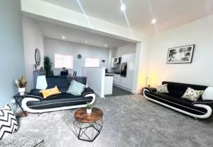 Køkken eller tekøkken på Syster Properties Comfortable Leicester Glen Cottage Stay with Free Parking LE3