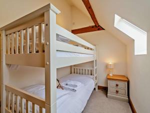 En eller flere senge i et værelse på 3 Bed in Melbury Abbas 48804