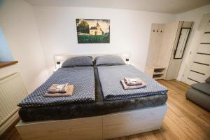 ein Schlafzimmer mit einem Bett, auf dem zwei Handtücher liegen in der Unterkunft Penzión Pri Kaštieli Záturčie in Martin + 21 Fotos