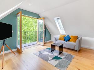 een woonkamer met een bank en een tv bij Willow Loft - Uk49479 in Bulmer