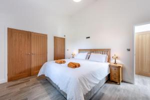 Postel nebo postele na pokoji v ubytování 2 Bed in Fairy Cross oc-l32198