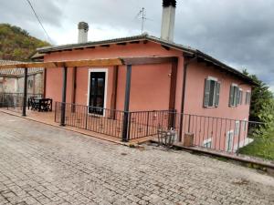 a small pink house with a cob at La Villa Di Zio Pino in Camerino
