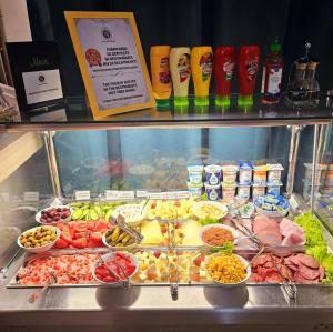 einem Kühlschrank mit vielen verschiedenen Lebensmitteln in der Unterkunft Long Street Hotel in Braşov