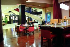 a restaurant with red chairs and tables and a bar at St. Petersburg Marriott Clearwater in St. Petersburg +27 photos