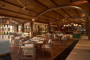 En restaurant eller et andet spisested på voco Quang Binh Resort by IHG