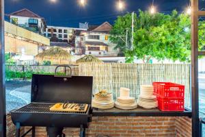 een grill met borden en keukengerei erop bij Camping&Cafe Khao Phratamnak in Pattaya South