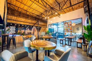 een restaurant met tafels en stoelen in een kamer bij Camping&Cafe Khao Phratamnak in Pattaya South
