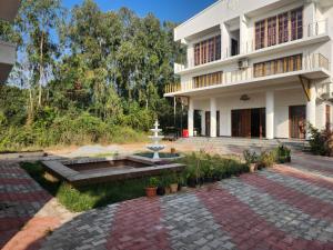 un edificio con una fontana di fronte di Easty a Bangalore